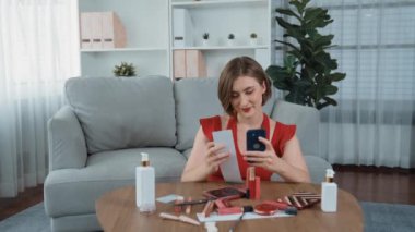 Kadın alışverişi ya da internet pazarında güzellik ürünleri için internet üzerinden ödeme yapmak modern yaşam tarzı olarak kozmetik ürünler ve cüzdan üzerinden çevrimiçi ödeme için prim siber güvenlik yazılımı