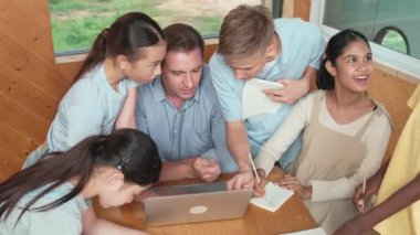 Kafkas öğretmenler dersi dizüstü bilgisayar kullanarak öğretirken öğrencilerin en üst görüşü soru sorar. Zeki eğitmen etrafını dinleyen ve ders veren çeşitli öğrencilerle çevrili olan projeyi açıklıyor. Öğretim