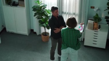 İş kadını fikrini paylaşırken profesyonel proje yöneticisi yatırımcıya fikrini sundu. Pazarlama ekibinin üst düzey görüşü finansal planı açıklarken, borsa istatistiklerini de artırıyor. Cemaat.