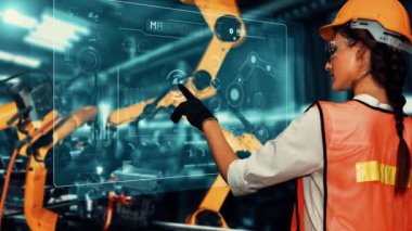 MLP Mühendisi, fabrikadaki robot kolu kontrol etmek için siber robot yazılım kullanıyor. IOT yazılımı kullanarak internet ağına bağlı uzmanlar tarafından kontrol edilen otomasyon üretim süreci.