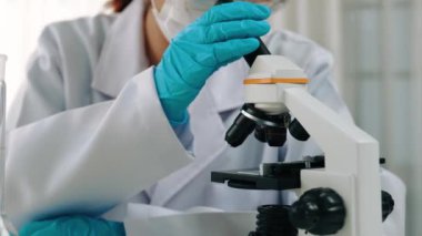 Laboratuvar araştırmacısı yeni bir ilaç geliştirir ya da tedavi eder. Laboratuvar tüpünde renkli kimyasal sıvı kullanır. Mikrobiyoloji uzmanlığı ve laboratuvar ekipmanları ile sağlık hizmetlerinin teknolojik gelişimi. Katı.