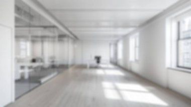 Modern mobilyaları ve geniş pencereleri olan beyaz ofis alanının bulanık arka planı. Modern iç tasarım. Minimalist ve profesyonel iş yeri tasarımı. Poster, duvar kağıdı ve afiş için tasarım. Aktar.