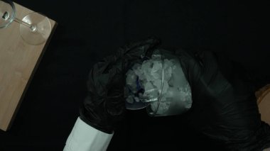 Makrografi, dramatik bir siyah arka planla Mavi Hawaii kokteylinin sanatsal karışımına tanık olun. Her yakın çekim canlı renkleri ve mavi kokteylin hareketini yakalar. Geliştirilebilir.