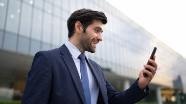 Başarılı bir iş adamı ayakta durarak satışların artmasını kutluyor. Mutlu proje yöneticisi ya da lider başarılı bir projeyle gurur duyuyor, terfi alıyor, telefon tutarken iş buluyor. Sevinçli..