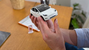 Araba tasarım mühendisi, otomotiv şirketinin prototipini analiz ediyor. Aracın tasarımcısı büyük ölçekli bir araba tutuyor, herhangi bir kusur veya gelişme var mı diye dikkatlice analiz ediyor. Eşzamanlama