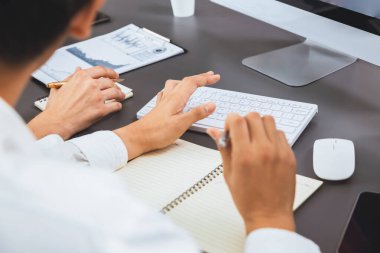 Veri analistleri ofis çalışanlarından oluşan bir ekip, mali, trend ve pazarlama verilerini analiz etmek için iş istihbaratı BI gösterge paneli üzerinde işbirliği yapmaktadır. BI yazılım kullanım sürücüsü iş başarısı. Tedbirli