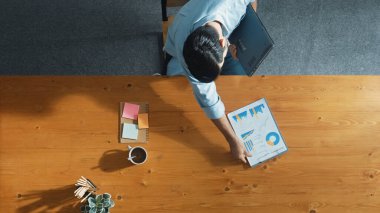 Günlük giysiler içindeki erkek lider toplantı masasında yürürken müdürü aramak için telefonu kullanıyor. Profesyonel iş adamı akıllı yöneticiyle iş planı ya da stratejisi hakkında konuşur ya da tartışır. Cemaat.