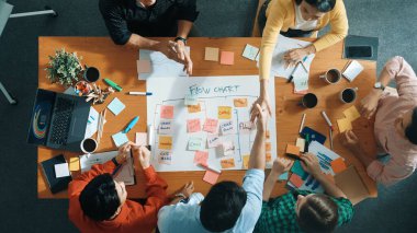 Profesyonel iş adamlarının iş akışını yönetmek için çabalama tahtası yapmaları üzerine tepeden tırnağa bir bakış. Çeşitli zeki takımlar el sıkışıyor ve toplantı odasında anlaşma yapıyorlar. Cemaat.