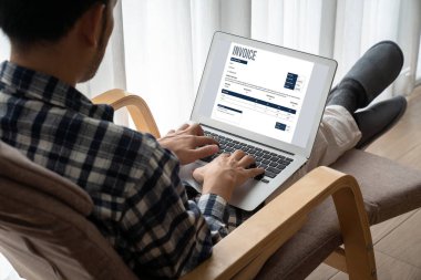 Muhasebe uygulamasından gelen fatura bilgisayar ekranında. Şirket işlerinin finans ve bütçesi için bilgisayar programı. Rahatça..