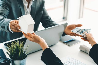 Ev satın alma konsepti. İş adamı ajan ev gönderiyor ve ev alıcısından para alıyor. Gayrimenkul ve gayrimenkul kavramı. uds