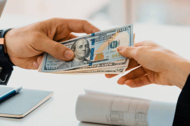 İşadamı başka bir iş adamına para gönderiyor. İşlem, ödeme, maaş ve bankacılık konsepti. uds