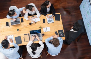 Toplantı odasında iş görüşmesi için geniş kapsamlı bir proje yöneticisi planlama programı, Gantt çizelgesi zaman çizelgesi programı TV 'de. Çok ırklı iş adamları ve modern proje yönetimi. Çok titiz.