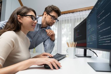 Takım becerisi geliştiricileri programı en yeni kodlama yaratıcı web sitesi planlama yazılım projesini iki bilgisayar ekranında düşünerek, ofiste tam yığın veri analizi ile karşılaştırıldığında. Varsayım.