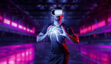 Kafkas sporcusu neon spor stadyumunda basketbol oynarken gündelik kıyafet ve sanal gerçeklik gözlüğü takıyor. Sporcu arenasında dururken elinde basketbol hologramı tutan bir sporcu. Sapma.