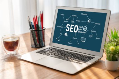 Model e-ticaret için SEO arama motoru optimizasyonu ve bilgisayar ekranında gösterilen çevrimiçi perakende işi