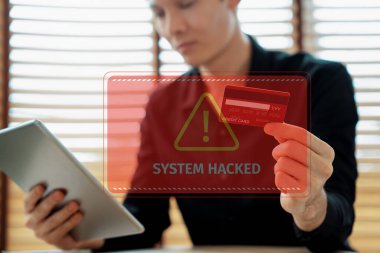 Hologram arayüzü izleyen müşteri, çevrimiçi işlemler için nakitsiz teknoloji kullanırken kredi kartı hacklenmesi tehlikesini uyarıyor. Akıllı tüketici kontrol cihazı güvenlik sorununu çözmeye çalışıyor. Siber Nakit.