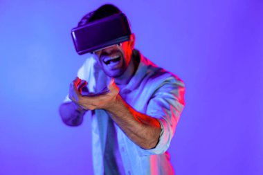 Kafkasyalı zeki bir adam VR gözlük takıyor ve hareket eden bir jest silahı taşıyor. Oyuncu, gelecekteki sanal gerçeklik kulaklığını ya da gelecekteki yenilikleri kullanarak meta dünyaya giriyor ya da aksiyon oyunu oynuyor. Sapma.
