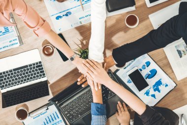 İş adamları ve iş kadınları, takım çalışması, destek ve iş birliğini gösteren çok kültürlü ofis odasındaki grup toplantılarında el ele tutuşuyorlar. Çeşitli işyerleri ve şirket çalışanları konsepti. uds