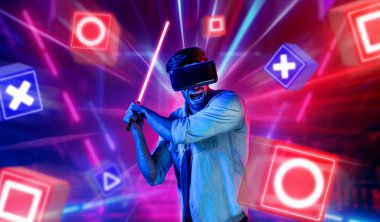 Sanal gerçeklik gözlüklü enerjik bir adam müzik engelli neon bir kılıç kullanıyor. Kılıç tutarken oyun oynayan yetenekli bir insan neon şehir arka planıyla metaevrene girer. Geçmişi bulanıklaştırıyor. Sapma.