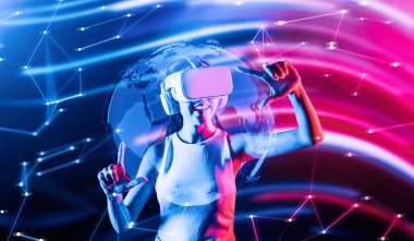 Siberpunk neon ışıklı kadın, beyaz VR kulaklık takıyor ve metaevreleri birbirine bağlayan kolsuz tişört, gelecekteki siber uzay topluluğu teknolojisi, parmaklarını 3D küresel resim hologramına odaklıyor. Halüsinasyon.