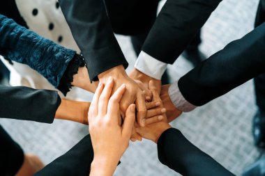 Birçok mutlu iş adamı neşe ve başarıyla el ele tutuşuyor. Şirket çalışanı başarılı bir iş projesini bitirdikten sonra kutlama yapıyor. Şirket ortaklığı ve başarı kavramı. uds