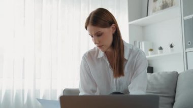 Stresli genç bayanın kredi kartı borçlarıyla ilgili mali sorunları var. Kötü kişisel para ve mortgage ödeme yönetimi krizinden korunmak için. Kadınlar aşırı harcama yüzünden finansal iflastan endişe ediyorlar.