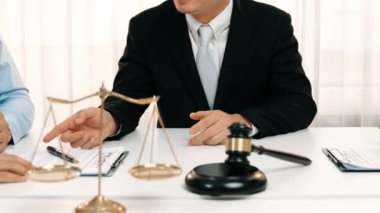 Avukat, hukuk bürosunda pazarlık yoluyla iş anlaşmazlığını çözmek için iki taraf arasında uzlaşma teklif ediyor. Yasal arabuluculuk ve çatışma çözme servisi. Ağır çekim. Katı.