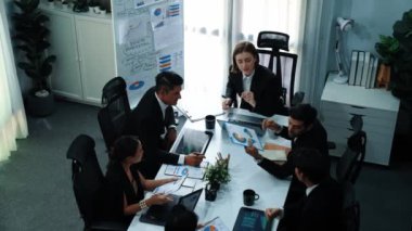 İş toplantısında kadın liderin mali istatistiklere bakması. Profesyonel pazarlama ekibi borsa yatırım grafiği ve planlama stratejisini inceliyor ve analiz ediyor. Takım çalışması. Müdürlük.
