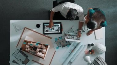 Yetenekli bir iş adamı ve akıllı bir iş arkadaşının birlikte tasarım yaptığı bir yer. Mimar mühendisinin mimari teçhizat kullanarak bina yapısını ölçtüğü hava görüntüsü. Hizalama.