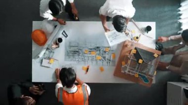 Profesyonel mühendis ekibinin ev inşaatından bahsetmesi zaman kaybı. Mimar ya da tasarımcı grubunun planlar hakkında beyin fırtınası yapmak için tartışan ve yazan hava görüşü. Hizalama.