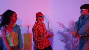 Profesyonel break dansçı hip hop müzik dinlerken çekici takım kameraya poz veriyor. Neon ışıklarıyla çeşitli sokak dansları yapıp break dans alıştırmaları yapıyorlar. Mutluluk.