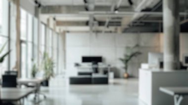 Yüksek tavanlı, mermer zeminli, gökdelenle çevrili kapalı alandaki bitkilerle süslenmiş geniş bir lobinin bulanık arka planı. Lüks mimari konsepti. İç mimari, duvar kâğıdı. Aktar.