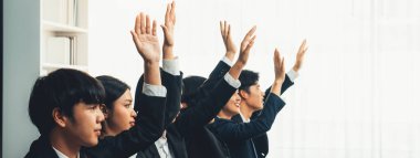 İş ekibi ya da ofis çalışanları, seminerde ya da atölye eğitiminde soru sormak için ellerini kaldırıyorlar. Gönüllü bir grup şirket çalışanı ellerini kaldırarak gönüllü olarak çalışıyor. Kurnaz.