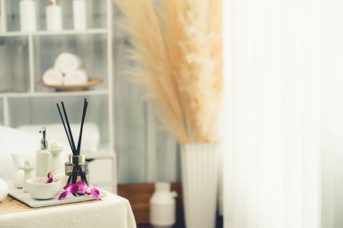 Lüks spa merkezindeki kaplıca masasında güzellik ve güzellik salonu aksesuarları. Spa masajı ve eğlence arka planı konsepti. Sessiz.