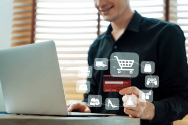 Müşteri çevrimiçi platform seçerek hologram grafik arayüzü kontrol cihazını aç. Akıllı tüketici dokunmatik aygıtı. Nakitsiz teknoloji alışveriş envanteri kullanarak e-ticaret uygulaması aç. Siber Nakit.