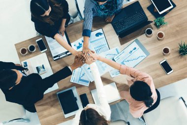 İş adamları ve iş kadınları, takım çalışması, destek ve iş birliğini gösteren çok kültürlü ofis odasındaki grup toplantılarında el ele tutuşuyorlar. Çeşitli işyerleri ve şirket çalışanları konsepti. uds