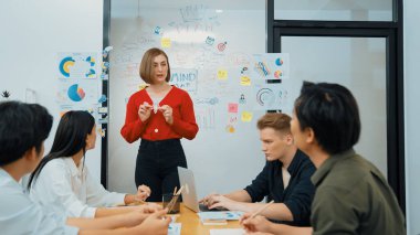 Genç ve güzel lider pazarlama stratejisini sunarken, uzman yatırımcı ve proje yöneticisi de şirket kurma toplantısında iş performansını analiz etmek için konferans veriyor. Tertemiz..