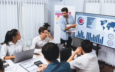 Ofiste sunum ya da analist ekibiyle toplantı odasında mali verileri analiz etmek için BI Fintech 'i kullanmak. İş adamları stratejik planlama için TV ekranında BI gösterge panelini inceliyor.