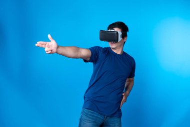 VR takan akıllı oyuncu metaevren dünyasına dönüyor, silah avcılığı oynuyor, mavi arka planda zafer hayvan avcılığı yapan fütüristik teknoloji hologramına bağlanıyor, sanal gerçeklik. Entrika.