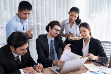 Modern ofis ortamında çalışan çeşitli etnik gruplardan çeşitli iş adamları. Üretken ve çok ırklı ofis çalışanları stratejik ticari pazarlama konusunda tartışmaya giriştiler. Çok titiz.