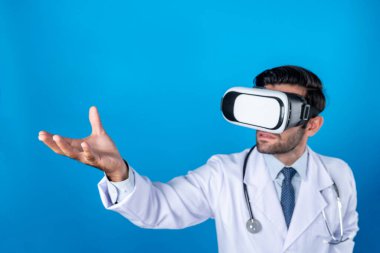 Zeki doktor cam camlara bakıyor ve mavi arka planda duruyor. Sanal gerçeklik ya da metadünya giyerken tıbbi verileri elinde tutan ve kontrol eden beyaz bir doktor. Yenilik teknolojisi. Sapma.