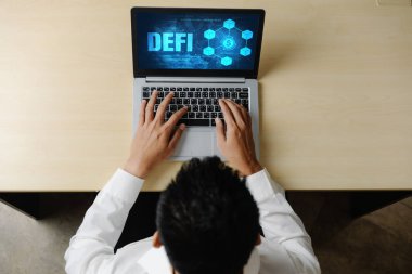 Model bilgisayar ekranında merkezi olmayan finans veya DeFi kavramı. Defi sistemi yeni yatırım ve tasarruf seçenekleri sunuyor .