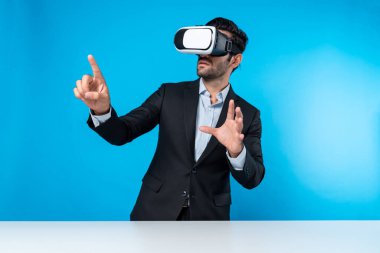 Akıllı yönetici veri analizine işaret ederken VR gözlüğü kullanarak veriye bakıyor. Beyaz yatırımcı takım elbise ve sanal gerçeklik kulaklığı takarken metaevreni birbirine bağlıyor. Yenilik teknolojisi. Sapma.