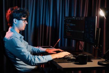Uygulama pc ekranları ile çevrili çevrimiçi yazılım geliştirme bilgilerini yoğunlaştıran IT geliştiricisi, neon modern ofis evindeki web sitesinde yazılım için program yaratıyor. Toplayıcı.