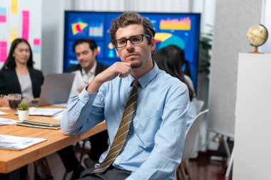 İş adamı ya da analistin, iş arkadaşıyla birlikte, dinamik iş stratejisi yatırım planlama toplantısındaki veri analizini analiz ederken çekilmiş bir portresi. Çok titiz.