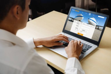 Online uçuş rezervasyon sitesi mod rezervasyon sistemi sağlar. Seyahat teknolojisi kavramı .