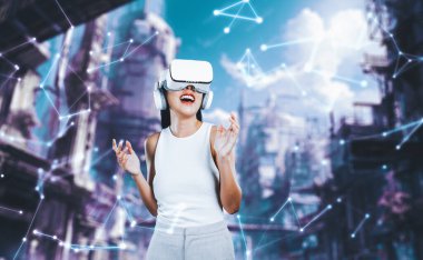 Kadın standı beyaz VR kulaklık takıyor ve beyaz kolsuz bağlantı metaverse, gelecekteki teknoloji siber uzay topluluğu yaratıyor. Etrafına bakıyor ve meta 'da fantezi inşa etmekten zevk alıyor. Halüsinasyon.