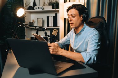 Akıllı yayıncının sunucu kanalı, canlı sosyal medyada canlı yayında konuşma programı ile birlikte modern stüdyoda, kayıt cihazıyla dinleyiciye senaryo okumaktadır. Bireysel.
