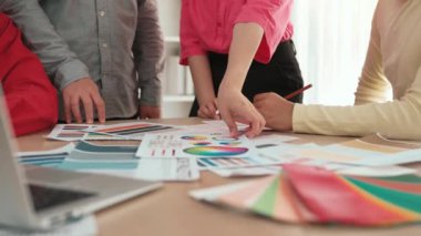 Grafik tasarımı için beyin fırtınası yapan ve renk seçimi yapan tasarımcı ekibinin yavaş çekim çekimi veya tasarım bürosunda krom danışmanlığı için danışmanlık isteyen bir müşteri. Değiştirilmiş