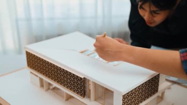 Mimari ekipman incelemesi kullanarak yavaş çekim ev tasarımcısı ve müşteri veya müşteriyle birlikte mimari ev modeli tasarım örneklerini ölçer. Filizlenen